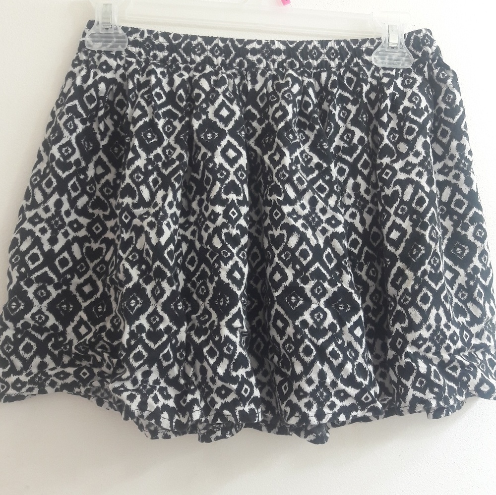 🖤H&M Divided Black & White Tribal print skirt!